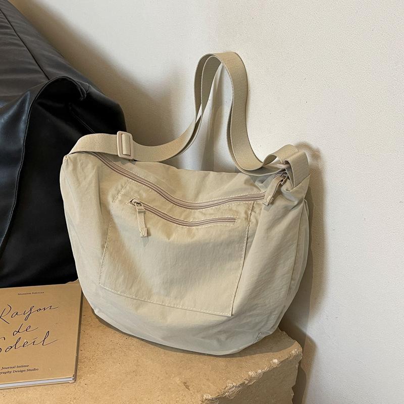 Lazy wind large-capacity bag women s 2025 new solid color simple versatile tote bag leisure travel shoulder bag
Lazy wind large-capacity bag women s 2025 new solid color simple versatile tote bag leisure travel shoulder bag