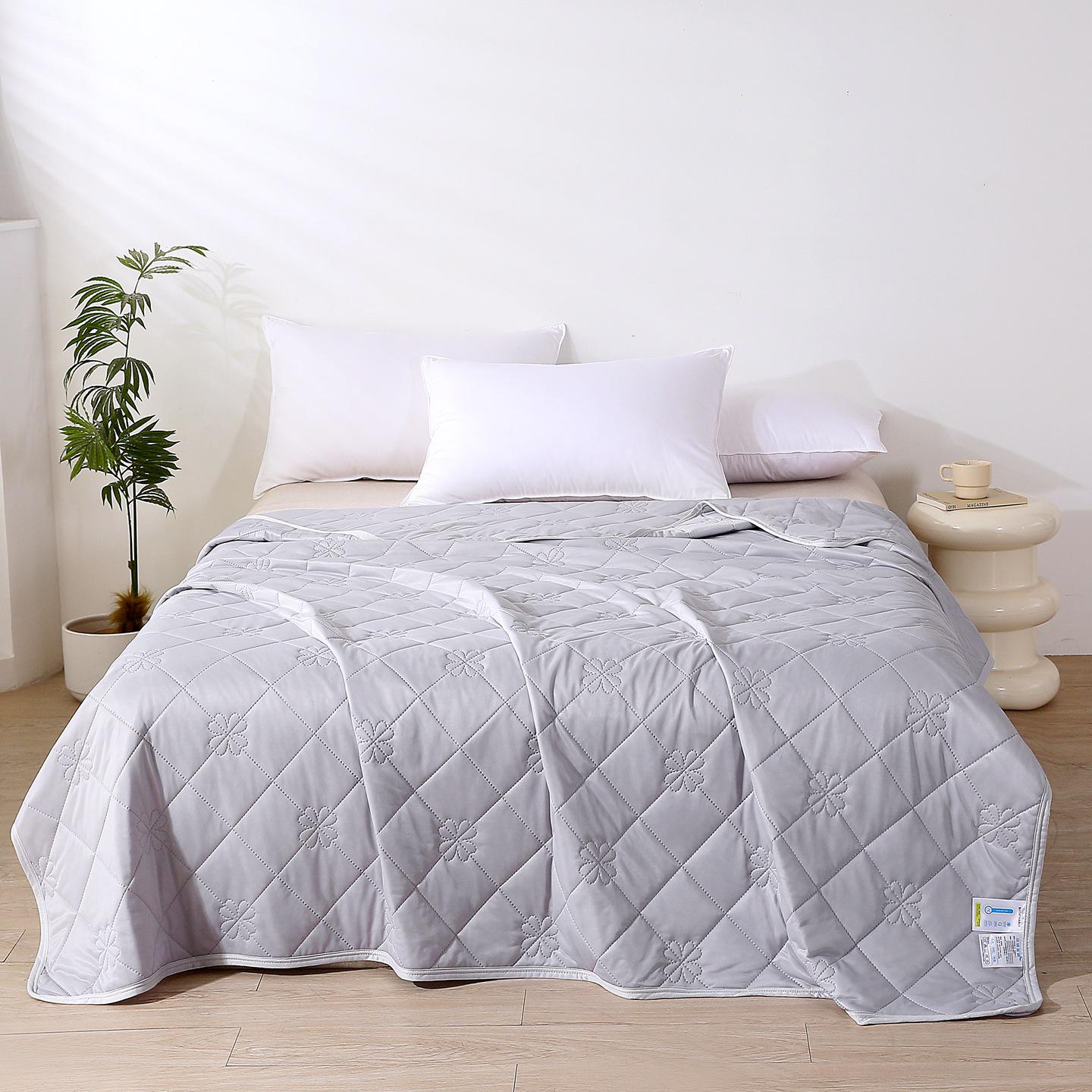 Cooling Silk Summer Comforter – Machine Washable, Silky Smooth for Naked Sleep, Perfect for Air Conditioning Comfort 100x150cm single сірий колір
Cooling Silk Summer Comforter – Machine Washable, Silky Smooth for Naked Sleep, Perfect for Air Conditioning Comfort 100x150cm single сірий колір