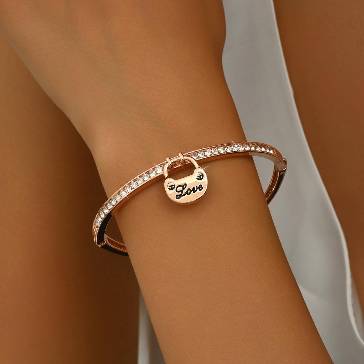 European and American New Fashion Personalized Multi color Bracelet College Style Women s Jewelry Alloy Jewelry Wholesale
European and American New Fashion Personalized Multi color Bracelet College Style Women s Jewelry Alloy Jewelry Wholesale
