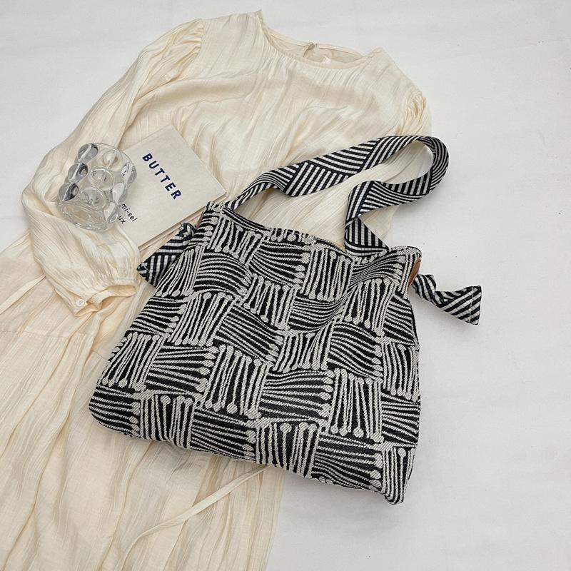 Большая вместительная сумка-тоут класса подмышка женская простая сумка для поездок на работу женская летняя новая модная и легкая сумка через плечо 2024 года Without pendant чёрный