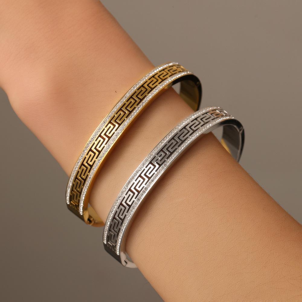 INS Cross-border Zircon Buckle Bangle: Elegant European-American Titanium Steel Double Row Diamond Bracelet for Women
INS Cross-border Zircon Buckle Bangle: Elegant European-American Titanium Steel Double Row Diamond Bracelet for Women