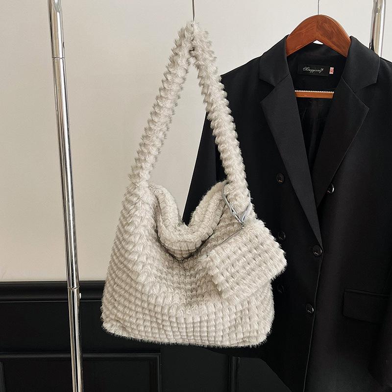 New Fluffy Top Handle Bag Women Fashi Large Capacity Shoulder Bag Unique Design Textured Casual and Versatile Composite Bag
New Fluffy Top Handle Bag Women Fashi Large Capacity Shoulder Bag Unique Design Textured Casual and Versatile Composite Bag