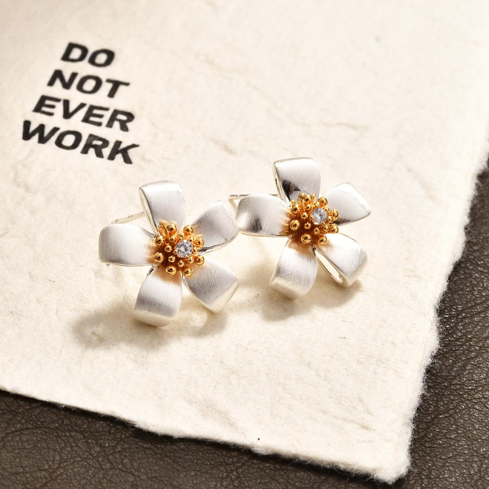 2026 Fresh Gardenia Petal Stud Earrings - Matte Gold Brushed Flower Zircon Inlaid Earrings for Women Niche Design Jewelry
2026 Fresh Gardenia Petal Stud Earrings - Matte Gold Brushed Flower Zircon Inlaid Earrings for Women Niche Design Jewelry