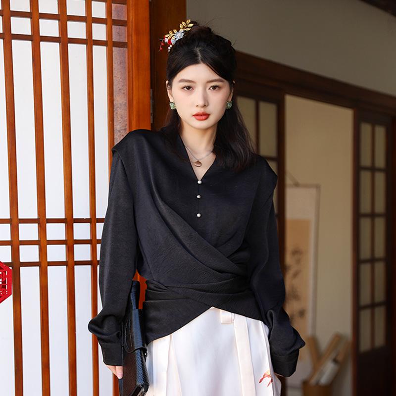 Feiyuan Women s V-Neck Padded Shoulder Long-Sleeve Satin Top - New Chinese Style, Early Spring Collection One Size
Feiyuan Women s V-Neck Padded Shoulder Long-Sleeve Satin Top - New Chinese Style, Early Spring Collection One Size