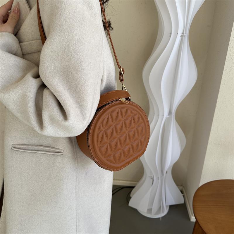 Fashion casual indentation simple spring new fashion popular design shoulder crossbody small round bag чорний
Fashion casual indentation simple spring new fashion popular design shoulder crossbody small round bag чорний