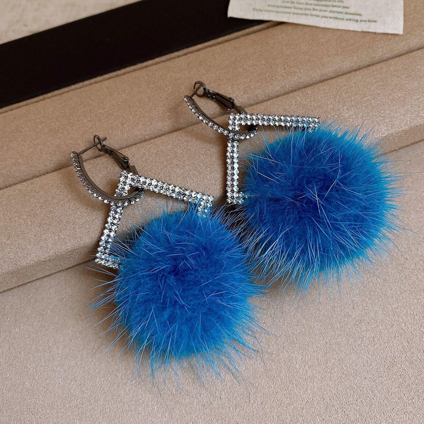 Autumn and winter retro diamond-set rhombus blue hairball stud earrings temperament personality earrings earrings women
Autumn and winter retro diamond-set rhombus blue hairball stud earrings temperament personality earrings earrings women