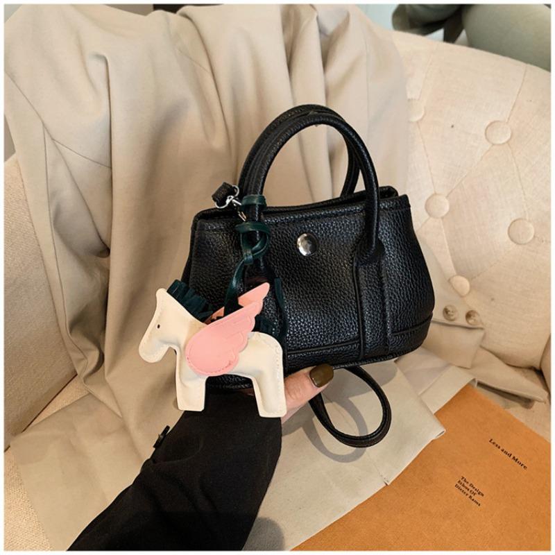 Children s bag new high-end lychee pattern mini garden bag girls parent-child catwalk messenger bag mouth red envelope
Children s bag new high-end lychee pattern mini garden bag girls parent-child catwalk messenger bag mouth red envelope