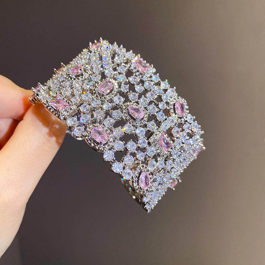 hollow wide version geometric opening bracelet European and American heavy industry exaggerated bracelet light luxury high-end jewelry women
hollow wide version geometric opening bracelet European and American heavy industry exaggerated bracelet light luxury high-end jewelry women