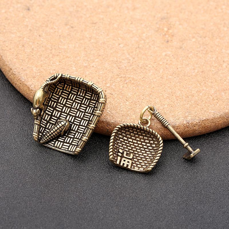 Brass Keychain Dustpan Pendant with Blessing Words: Retro Bronze Grain Harvest Ornament
Brass Keychain Dustpan Pendant with Blessing Words: Retro Bronze Grain Harvest Ornament