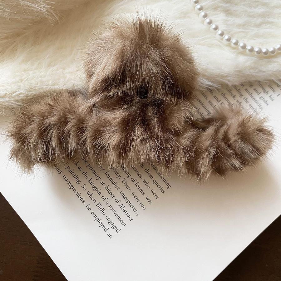 Retro Plush Claw Clip: High-End Fashion Hair Accessory for Autumn and Winter
Retro Plush Claw Clip: High-End Fashion Hair Accessory for Autumn and Winter
