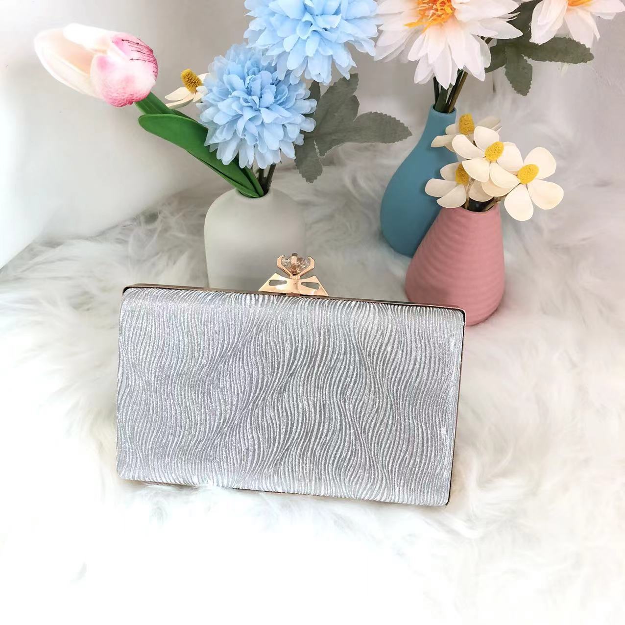 Pu banquet bag, portable and fashionable dinner party bag, bark pattern branch handbag, tide bag, handbag.
Pu banquet bag, portable and fashionable dinner party bag, bark pattern branch handbag, tide bag, handbag.