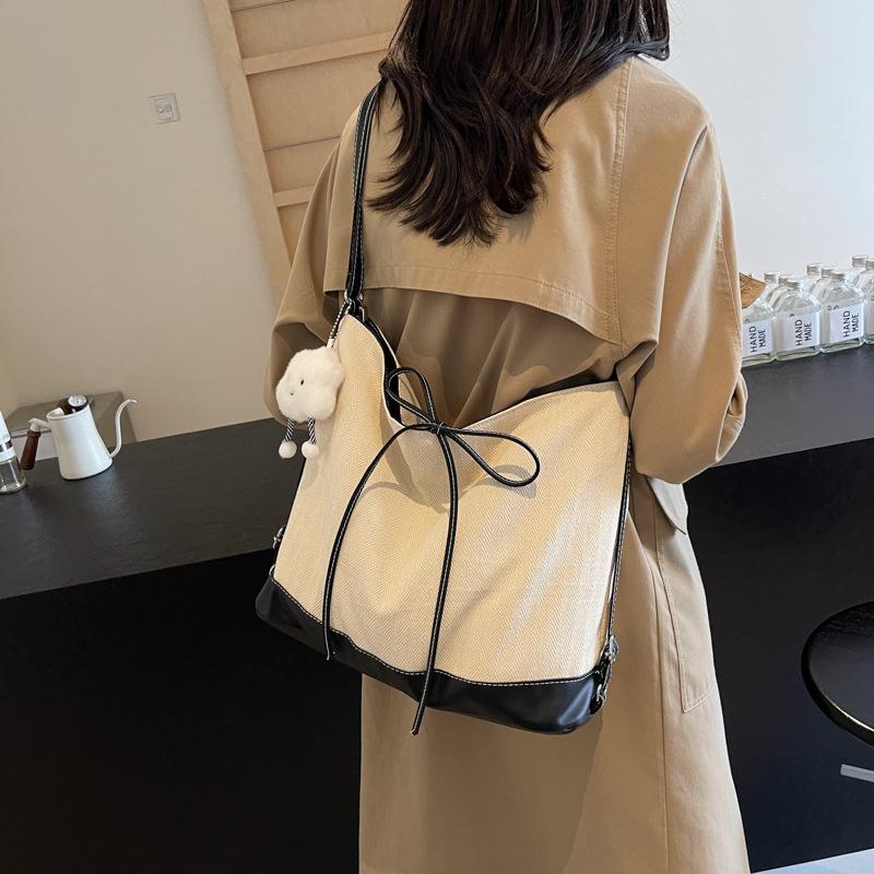 Women s new trendy and simple tote bag niche underarm large-capacity portable shoulder bag Without pendant
Women s new trendy and simple tote bag niche underarm large-capacity portable shoulder bag Without pendant