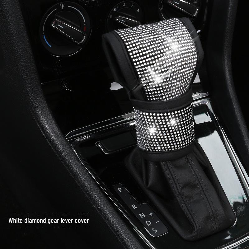 Стильный комплект чехлов на рулевое колесо автомобиля с бриллиантовой отделкой, накладкой на подлокотник и чехлом на рычаг переключения передач. 38cm
Стильный комплект чехлов на рулевое колесо автомобиля с бриллиантовой отделкой, накладкой на подлокотник и чехлом на рычаг переключения передач. 38cm