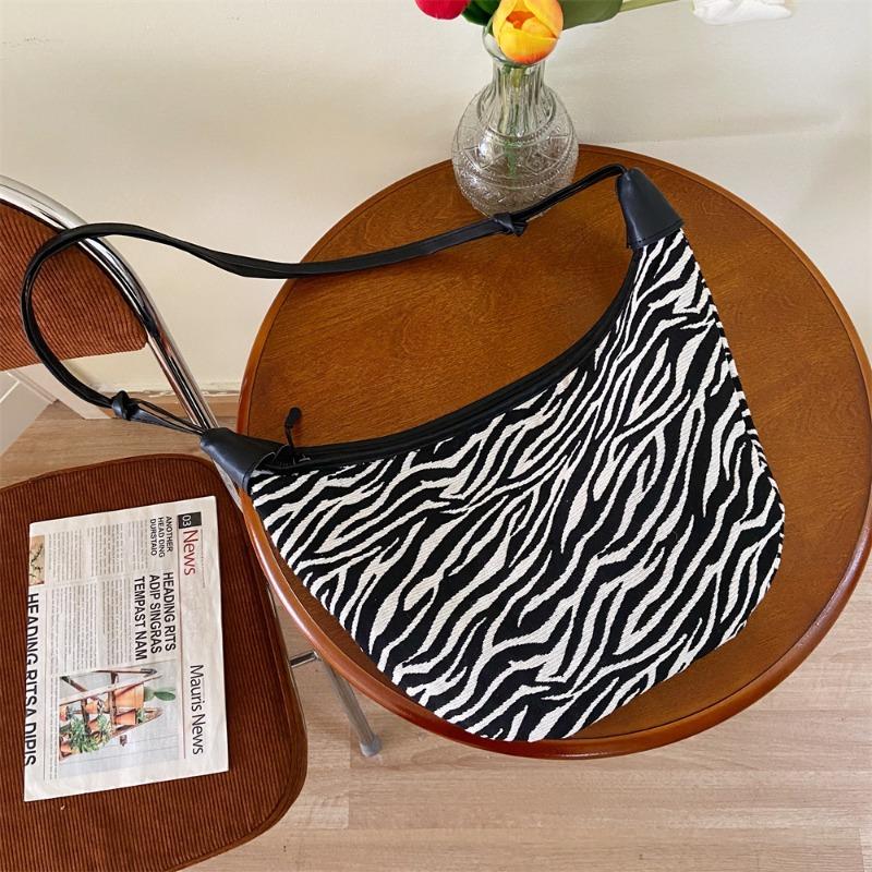 011 сумка-мессенджер с узором зебры женская сумка-пельмень новая модная студенческая большая вместительная универсальная холщовая сумка
011 сумка-мессенджер с узором зебры женская сумка-пельмень новая модная студенческая большая вместительная универсальная холщовая сумка