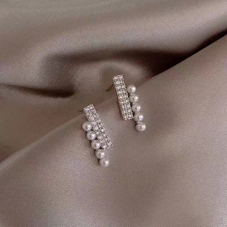 Temperament Small Pearl Stud Earrings Korean 925 Silver Needle Simple Geometric Mori Earrings Versatile Flash Diamond Earrings Women s Tide срібний
Temperament Small Pearl Stud Earrings Korean 925 Silver Needle Simple Geometric Mori Earrings Versatile Flash Diamond Earrings Women s Tide срібний