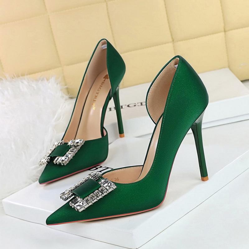 European And American Banquet High Heels Super High Heels Shallow Mouth Women s Shoes Silk Satin Side Empty Rhinestone Pointed 35
European And American Banquet High Heels Super High Heels Shallow Mouth Women s Shoes Silk Satin Side Empty Rhinestone Pointed 35