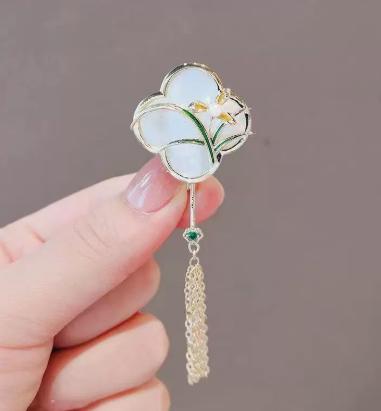 Elegant Magnolia Flower Brooch with Tassel Pendant Classic Style Metal Alloy Pin Suitable for Accessories Decoration and Clothing Embellishment One Size
Elegant Magnolia Flower Brooch with Tassel Pendant Classic Style Metal Alloy Pin Suitable for Accessories Decoration and Clothing Embellishment One Size