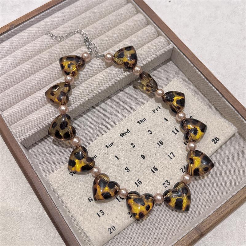 Винтажное ожерелье в виде сердца с леопардовым принтом для женщин, сексуальный Y2K чокер с цветком и жемчугом, бижутерия, богемный шарм, подарок
Винтажное ожерелье в виде сердца с леопардовым принтом для женщин, сексуальный Y2K чокер с цветком и жемчугом, бижутерия, богемный шарм, подарок