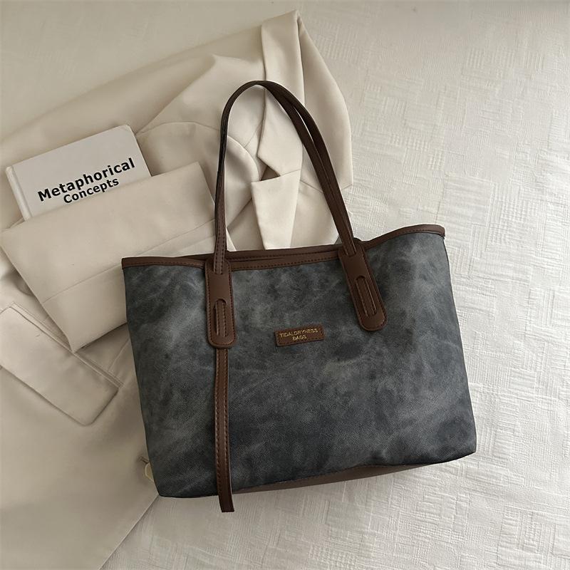 Retro large-capacity tote bag women s new fashionable textured shoulder bag simple work commuter bag
Retro large-capacity tote bag women s new fashionable textured shoulder bag simple work commuter bag