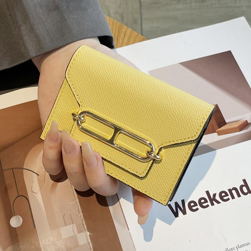 2025 Женская визитница из кожи премиум-класса: Стильная, вместительная, антиразмагничивающая, многослотовая сумка для удостоверений личности
2025 Женская визитница из кожи премиум-класса: Стильная, вместительная, антиразмагничивающая, многослотовая сумка для удостоверений личности