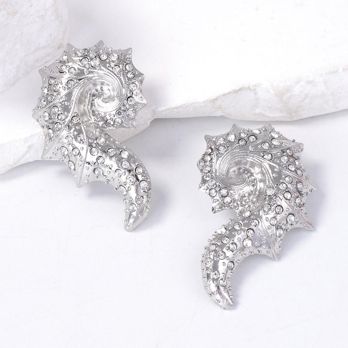 ZA cross-border ocean cold wind light luxury high-end design sense exaggerated alloy inlaid zircon unique conch female stud earrings срібний
ZA cross-border ocean cold wind light luxury high-end design sense exaggerated alloy inlaid zircon unique conch female stud earrings срібний