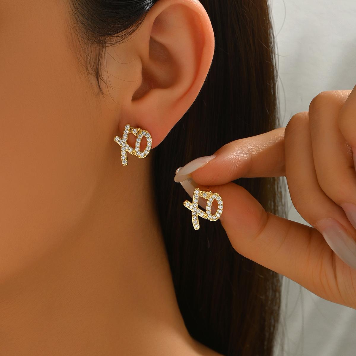 European and American Style Women s Earrings Geometric XO English Letter Design Stud Earrings Versatile Ear Jewelry SF294.
European and American Style Women s Earrings Geometric XO English Letter Design Stud Earrings Versatile Ear Jewelry SF294.