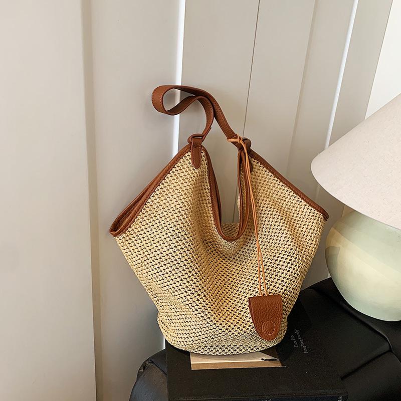 1pc Women Straw Summer Tote Bag, Fashionable Solid Color, Casual Holiday Beach Bag, Minimalist Vintage Oversized Shoulder Bucket Bag коричневий
1pc Women Straw Summer Tote Bag, Fashionable Solid Color, Casual Holiday Beach Bag, Minimalist Vintage Oversized Shoulder Bucket Bag коричневий