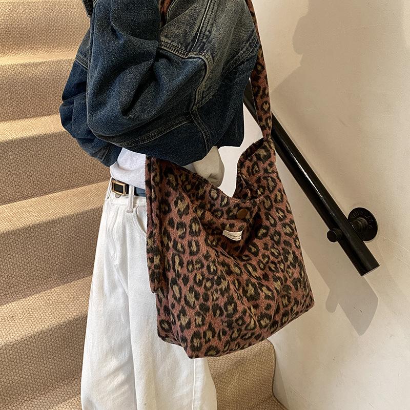 Autumn fashion versatile woolen plaid shoulder bag retro leopard print portable commuter canvas bag women s casual tote bag 41*11*33
Autumn fashion versatile woolen plaid shoulder bag retro leopard print portable commuter canvas bag women s casual tote bag 41*11*33