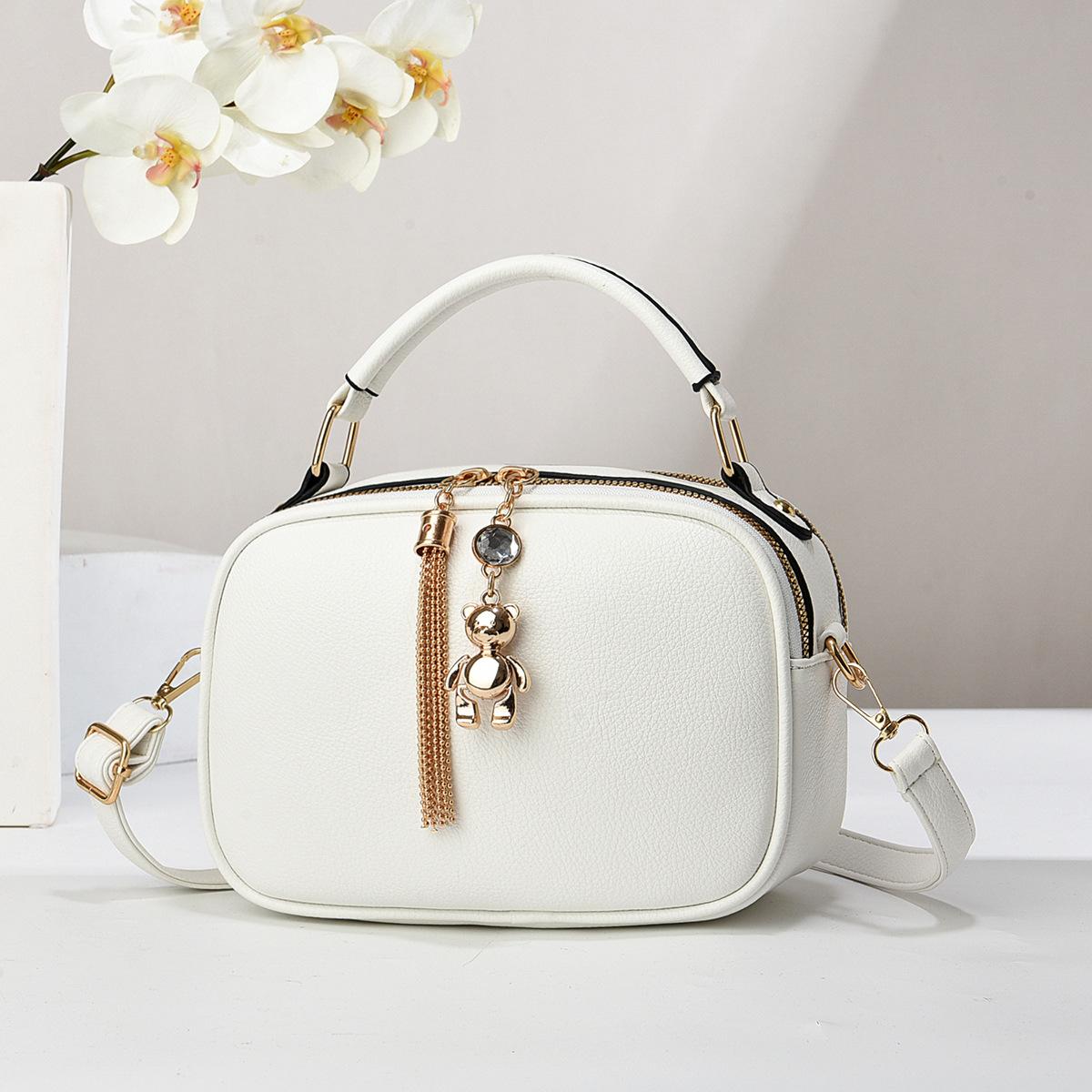 Women s bag pendant small bag soft leather solid color girls bag sweet wind shoulder bag exquisite and versatile 21*9*16
Women s bag pendant small bag soft leather solid color girls bag sweet wind shoulder bag exquisite and versatile 21*9*16