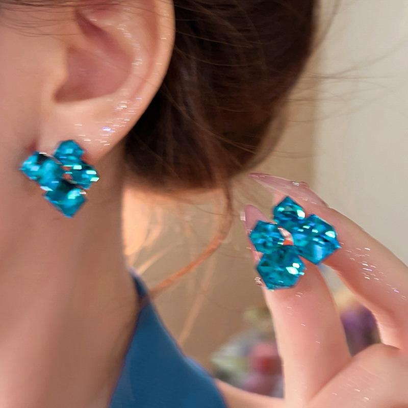 Diamond geometric section square stud earrings light luxury high-end earrings fashion niche design earrings 
Diamond geometric section square stud earrings light luxury high-end earrings fashion niche design earrings