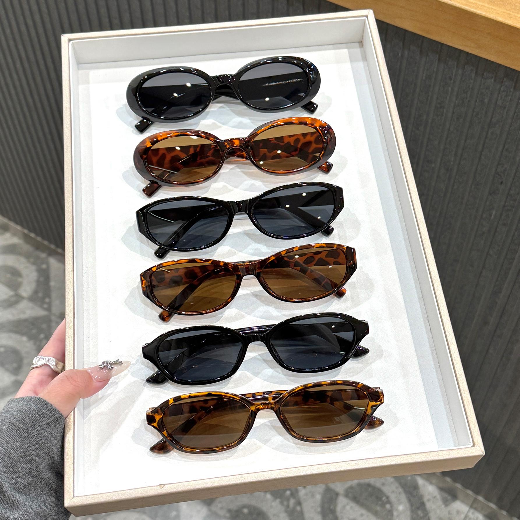 6Pcs Retro Fashionable Small Oval Frame Sunglasses for Both Men and Women, Stylish and Versatile for Summer Sun Protection
6Pcs Retro Fashionable Small Oval Frame Sunglasses for Both Men and Women, Stylish and Versatile for Summer Sun Protection