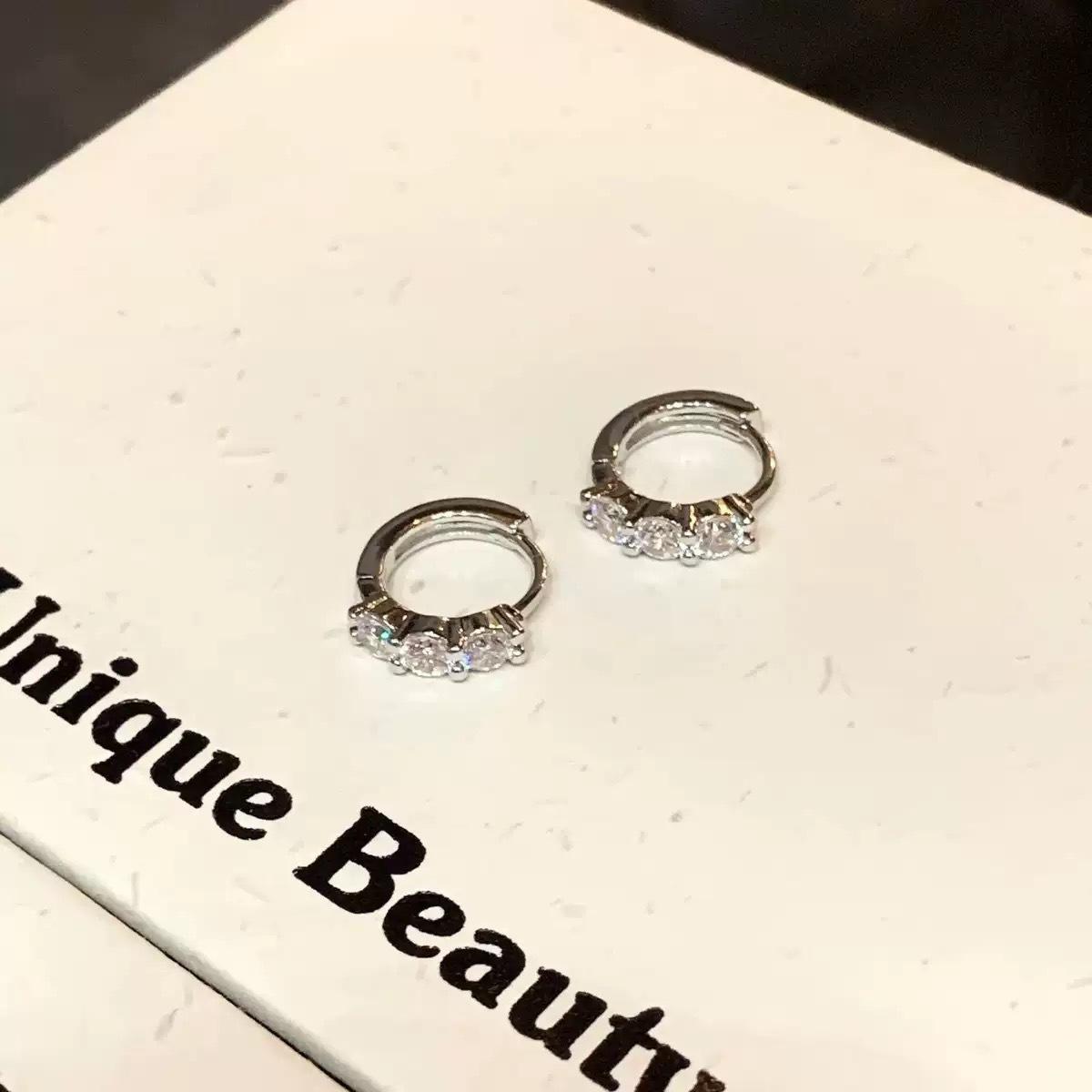 Красочные цирконы Изысканные серьги-кольца с универсальной застежкой One Size белый
Красочные цирконы Изысканные серьги-кольца с универсальной застежкой One Size белый