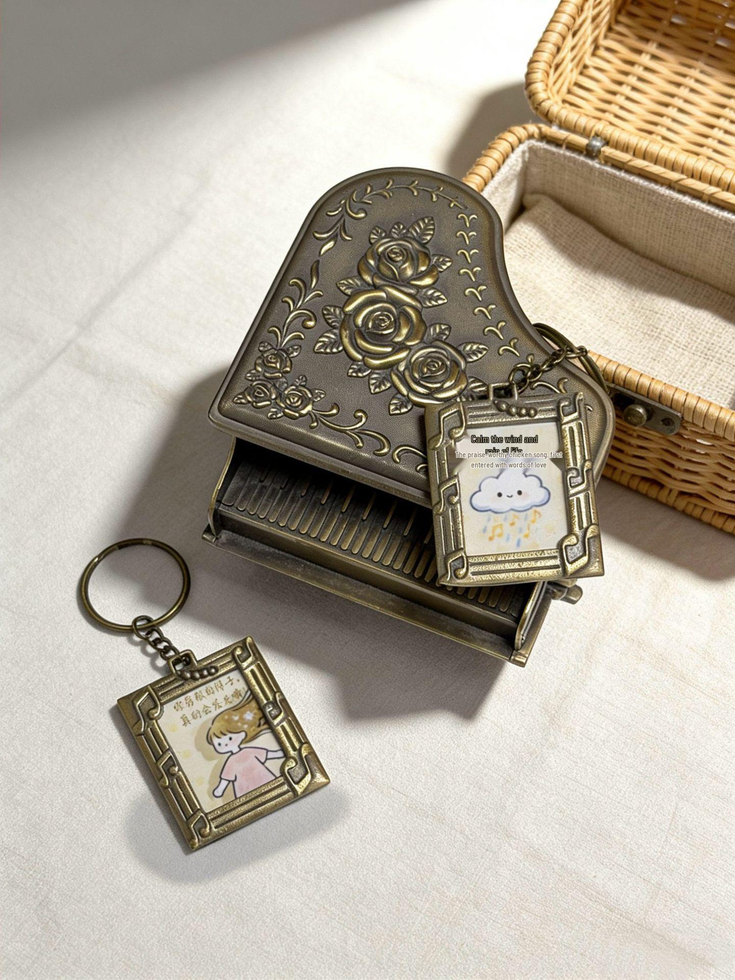 Retro Dual-Sided Cartoon Photo Frame Keychain – Creative Pendant & Musical Gift
Retro Dual-Sided Cartoon Photo Frame Keychain – Creative Pendant & Musical Gift