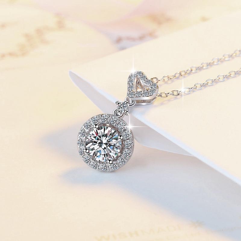 Heart-Shaped Round Clavicle Chain Moissanite Pendant in S925 Sterling Silver for Women Empty Setting 1 Carat
Heart-Shaped Round Clavicle Chain Moissanite Pendant in S925 Sterling Silver for Women Empty Setting 1 Carat