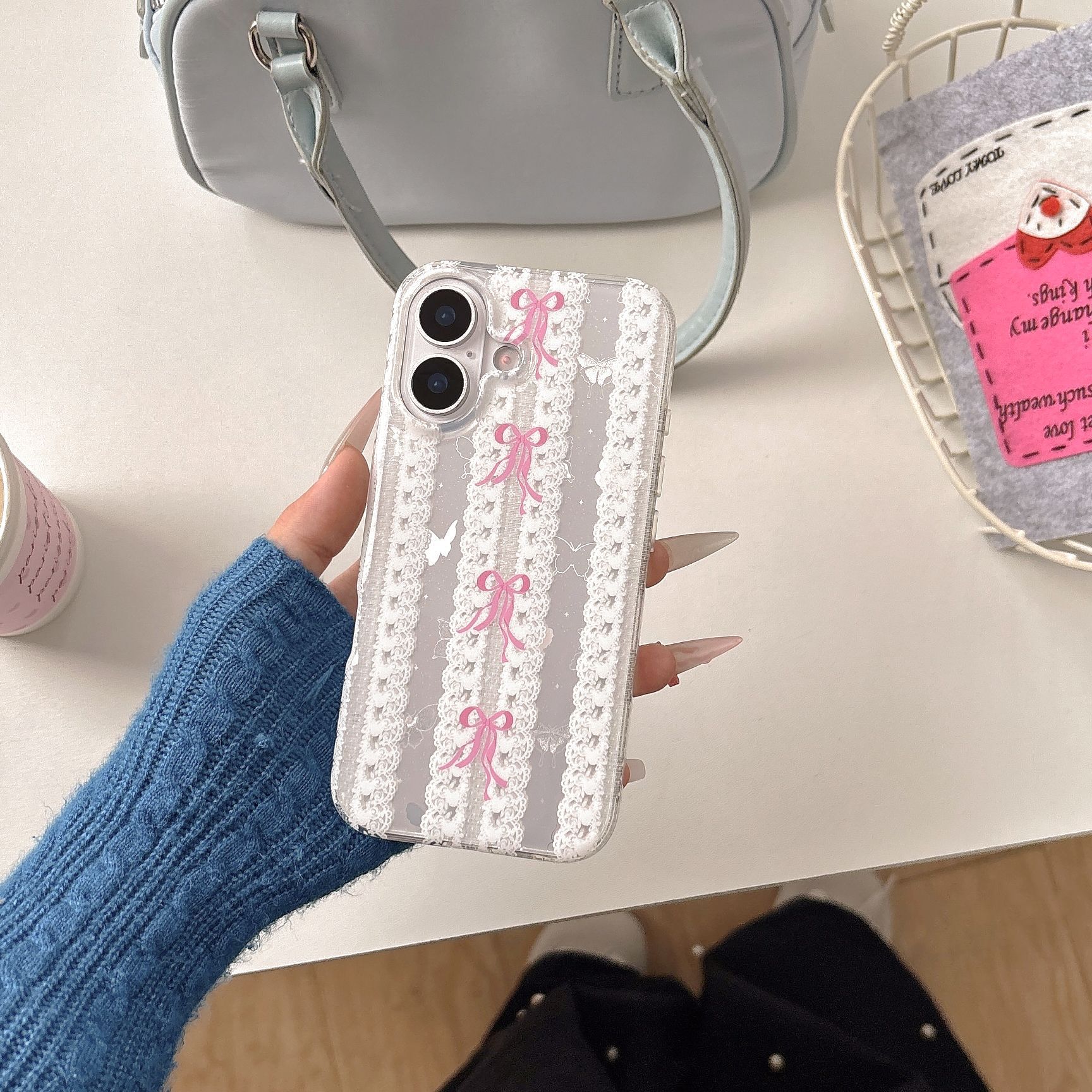 Ins Niche Laser Bow Lace Compatible with iPhone 16 Pro Max Apple 17 Phone Case 15/14 Double Layer 17air(without Packaging
Ins Niche Laser Bow Lace Compatible with iPhone 16 Pro Max Apple 17 Phone Case 15/14 Double Layer 17air(without Packaging