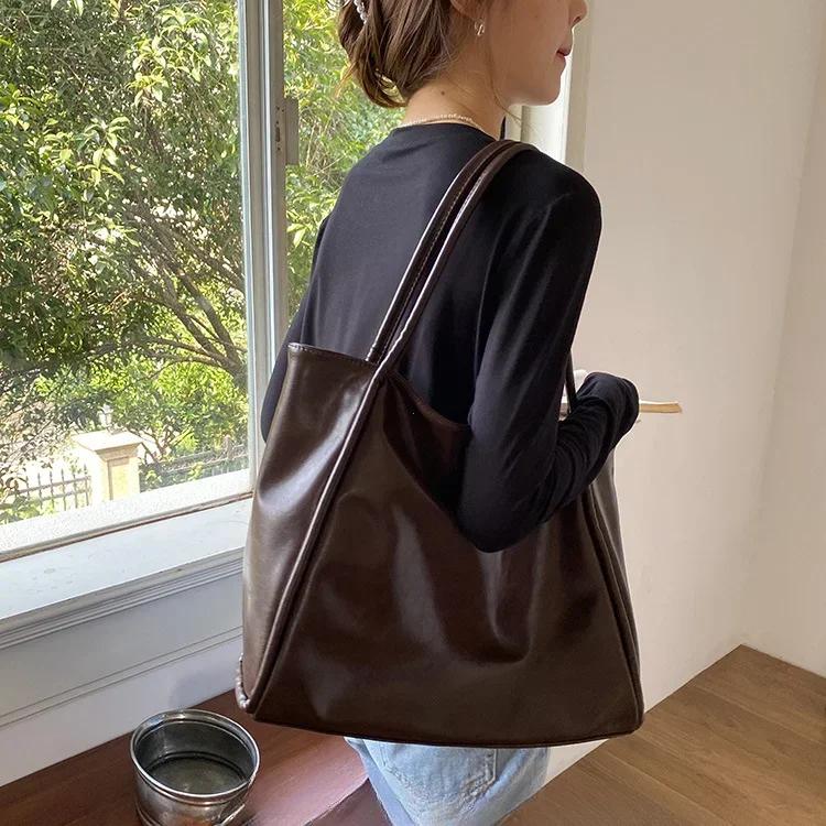 Portable Texture Tote Bag for Women Shoulder Underarm Bag, Commuting Bag, Large Capacity, Niche Design, Winter Autumn Handbags
Portable Texture Tote Bag for Women Shoulder Underarm Bag, Commuting Bag, Large Capacity, Niche Design, Winter Autumn Handbags