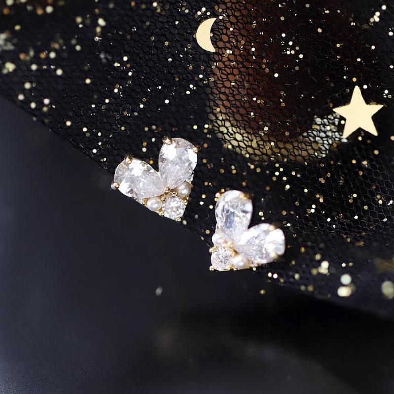 Design Love Heart Earrings Female Simple Pearl Earrings for Women Suitable for Birthday Party Gifts Compact Pearl Senior Temperament Earrings
Design Love Heart Earrings Female Simple Pearl Earrings for Women Suitable for Birthday Party Gifts Compact Pearl Senior Temperament Earrings