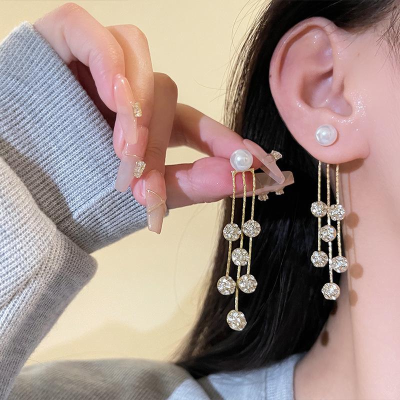 Korean design sense ball ball fringed earrings women s light luxury temperament long pearl stud earrings a two-wear earrings
Korean design sense ball ball fringed earrings women s light luxury temperament long pearl stud earrings a two-wear earrings
