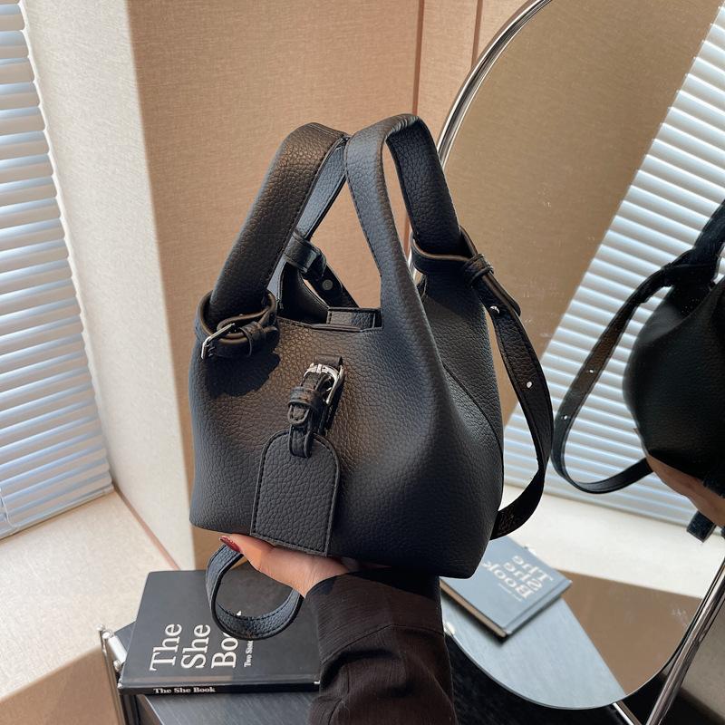 Niche retro handbag bag women s new simple shoulder bag solid color crossbody bucket bag mother and child bag чорний
Niche retro handbag bag women s new simple shoulder bag solid color crossbody bucket bag mother and child bag чорний
