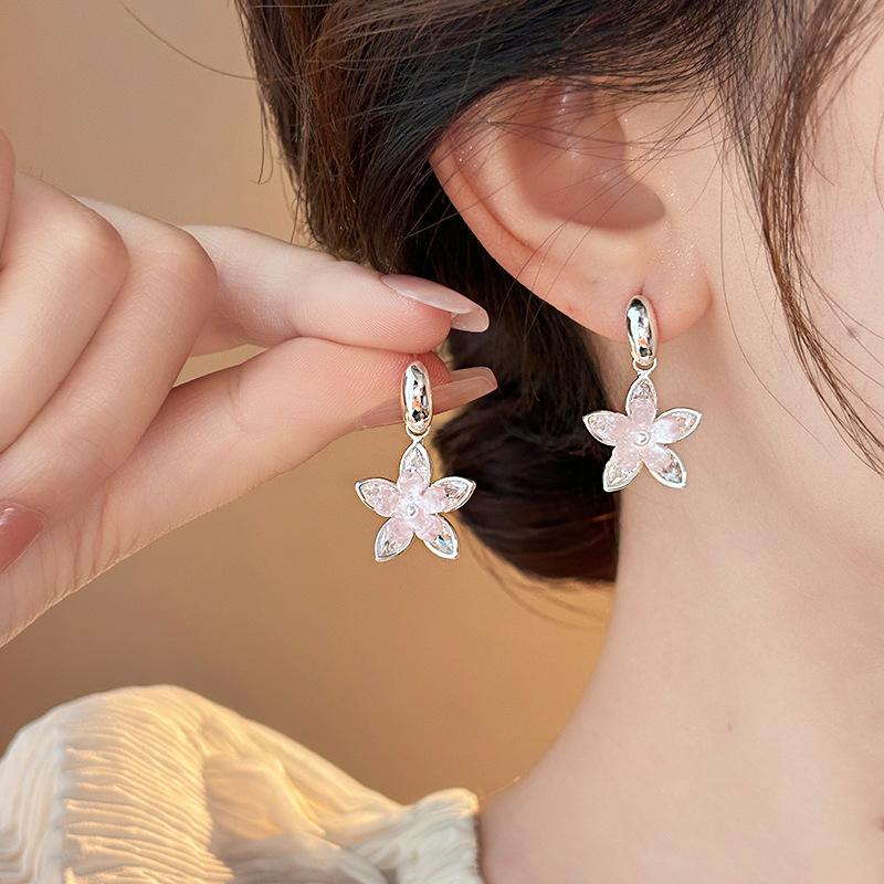 Pearl pink flower earrings simple, sweet and small fresh stud earrings fashionable girlish temperament earrings
Pearl pink flower earrings simple, sweet and small fresh stud earrings fashionable girlish temperament earrings