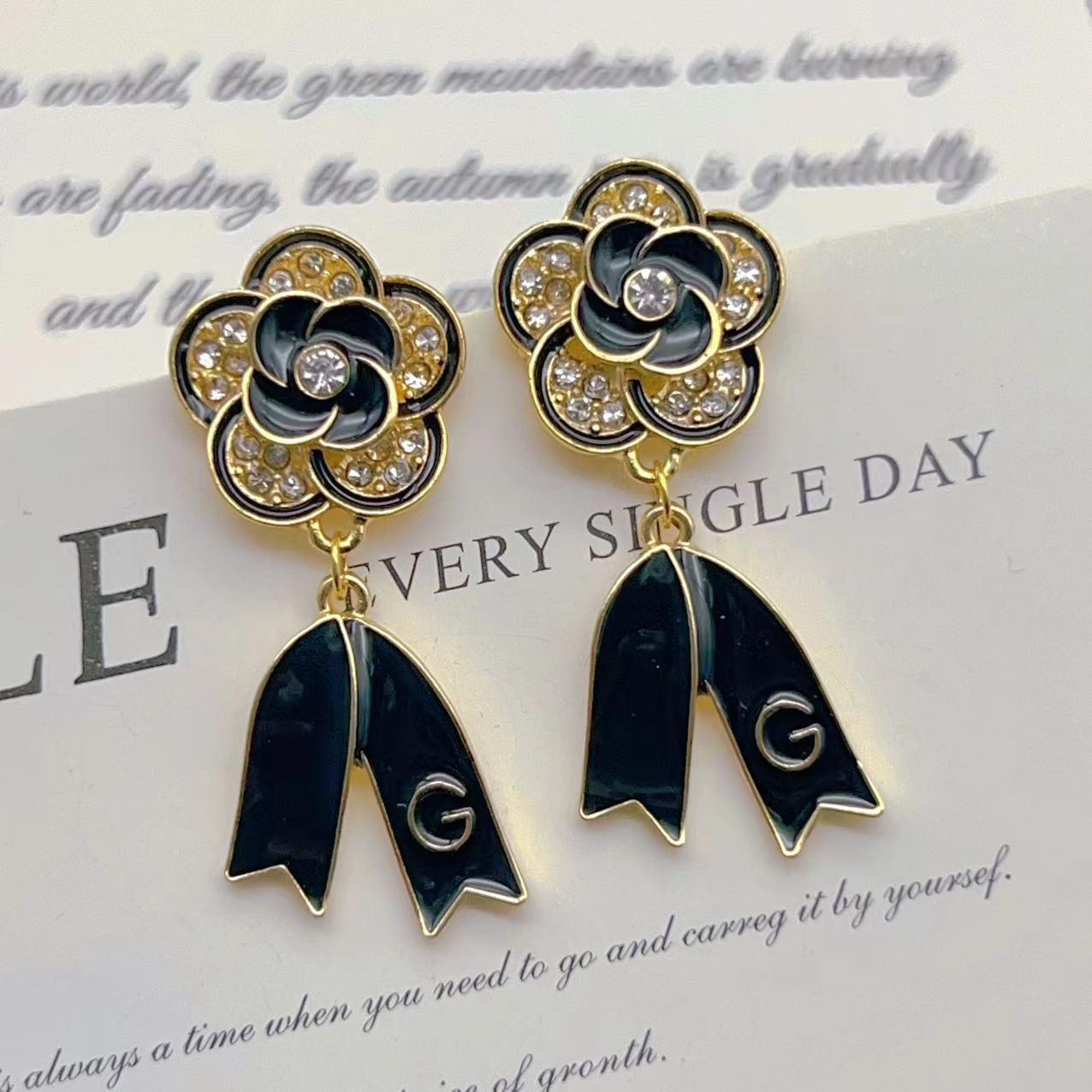 Корейские черные серьги-камелии для женщин, элегантные серьги-подвески с кристаллами и цветами, ювелирные изделия для вечеринки, подарок на День святого Валентина для девочки Brincos
Корейские черные серьги-камелии для женщин, элегантные серьги-подвески с кристаллами и цветами, ювелирные изделия для вечеринки, подарок на День святого Валентина для девочки Brincos