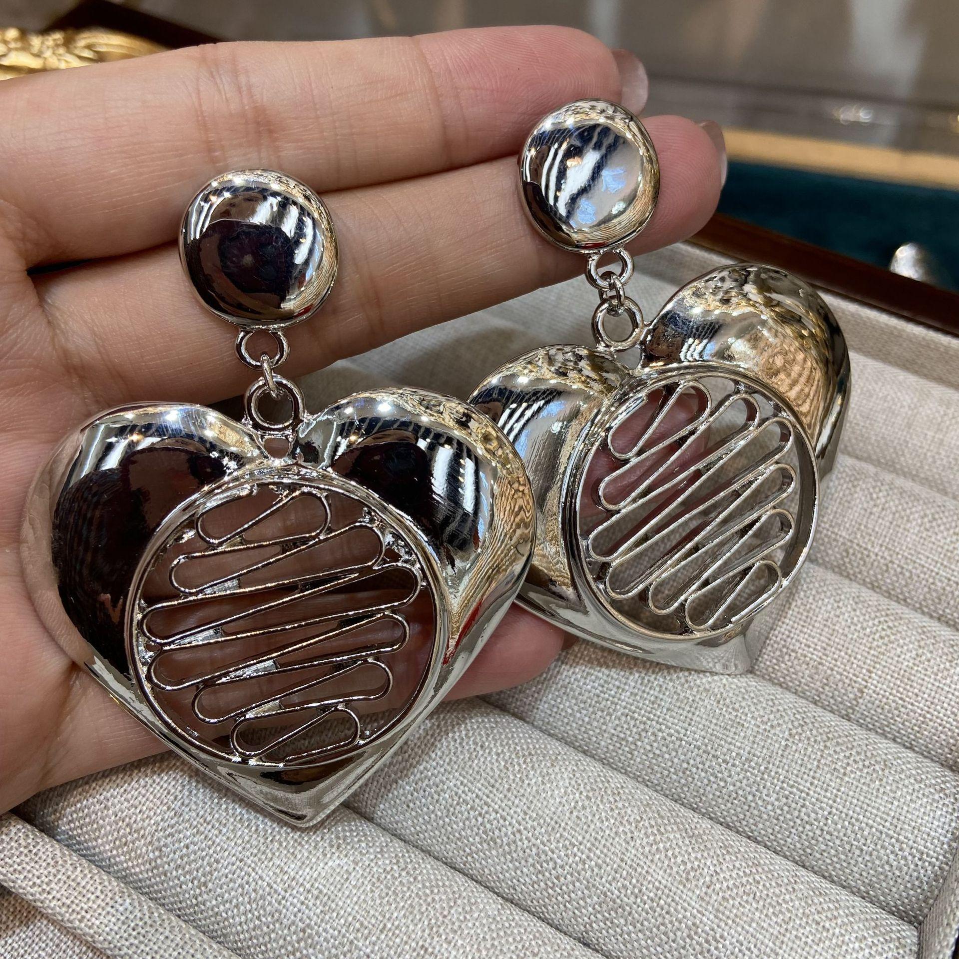 Fashion Metal Wind Hollow Big Love Pendant Earrings Personality Creative Exaggeration Earrings Simple Metal Earrings
Fashion Metal Wind Hollow Big Love Pendant Earrings Personality Creative Exaggeration Earrings Simple Metal Earrings