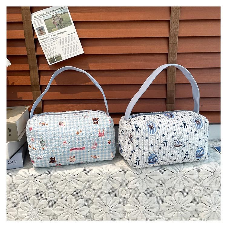 New fresh and sweet beautiful women s bag cartoon printed foam shoulder bag fashion cosmetic bag contrasting color double pocket handbag
New fresh and sweet beautiful women s bag cartoon printed foam shoulder bag fashion cosmetic bag contrasting color double pocket handbag