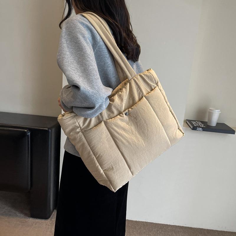 Large capacity rhombus down bag autumn and winter new high-end texture tote bag class space cotton shoulder computer bag women грязно-белый
Large capacity rhombus down bag autumn and winter new high-end texture tote bag class space cotton shoulder computer bag women грязно-белый