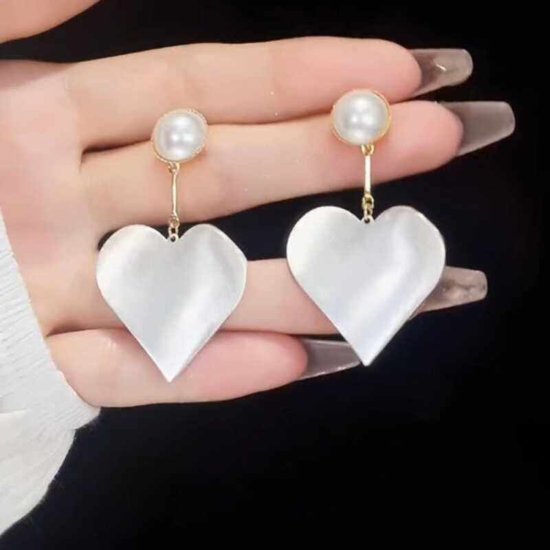Fashion High-Key Dignified Metallic Heart Pearl Earrings Fashion Silver Pin Eardrops Stylish Fancy Unique Earrings Silver Exaggerated Love Pearl Earrings
Fashion High-Key Dignified Metallic Heart Pearl Earrings Fashion Silver Pin Eardrops Stylish Fancy Unique Earrings Silver Exaggerated Love Pearl Earrings