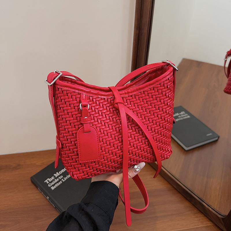 Новая модная сумка подмышку простая повседневная плетеная сумка большой вместимости сумка-мессенджер на плечо прилив красный
Новая модная сумка подмышку простая повседневная плетеная сумка большой вместимости сумка-мессенджер на плечо прилив красный