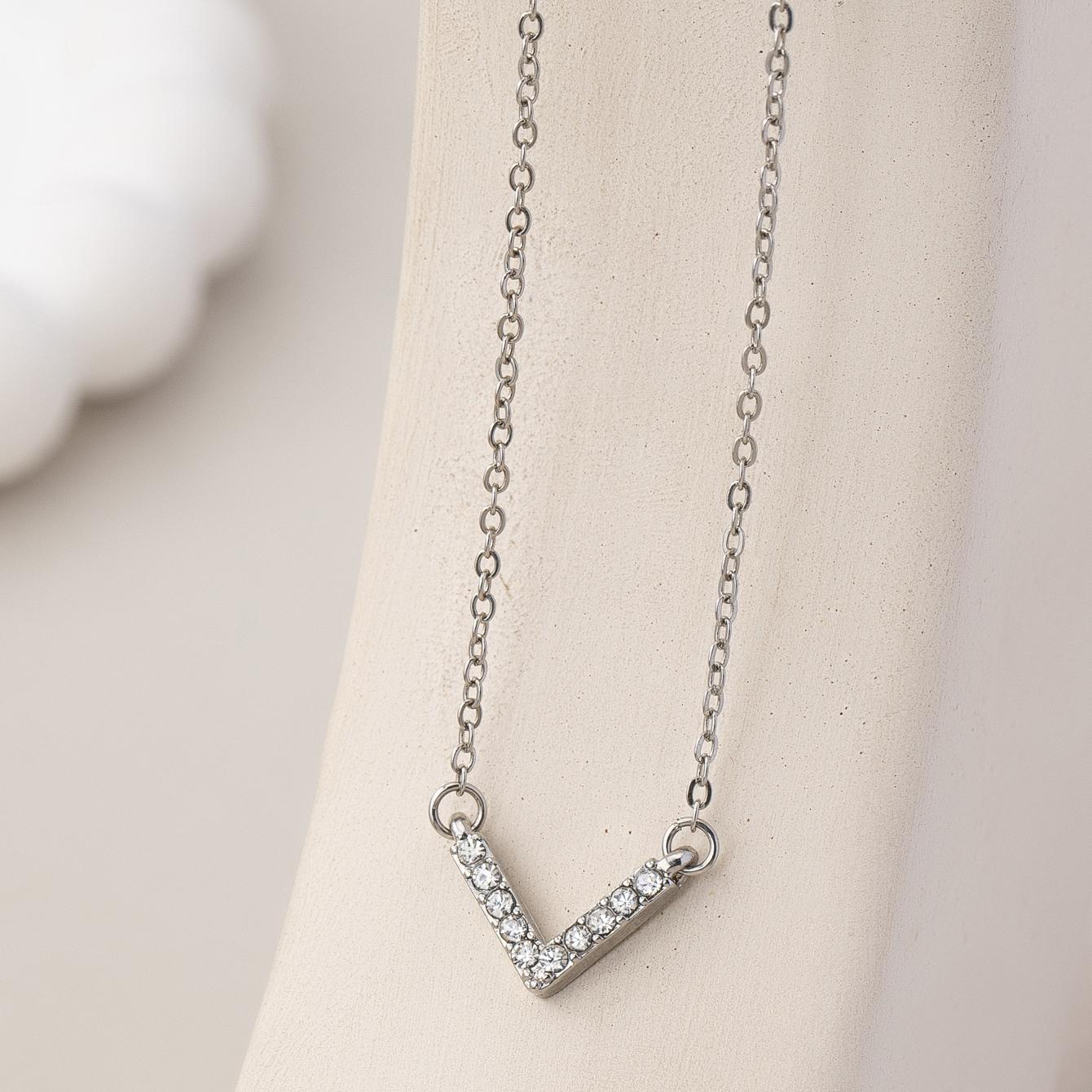 A Fashionable Women s Pendant Necklace. Simple and Elegant V-Shaped Pendant Made of Zinc Alloy with Glass Inlay, Suitable for Daily Wear and Gift
A Fashionable Women s Pendant Necklace. Simple and Elegant V-Shaped Pendant Made of Zinc Alloy with Glass Inlay, Suitable for Daily Wear and Gift