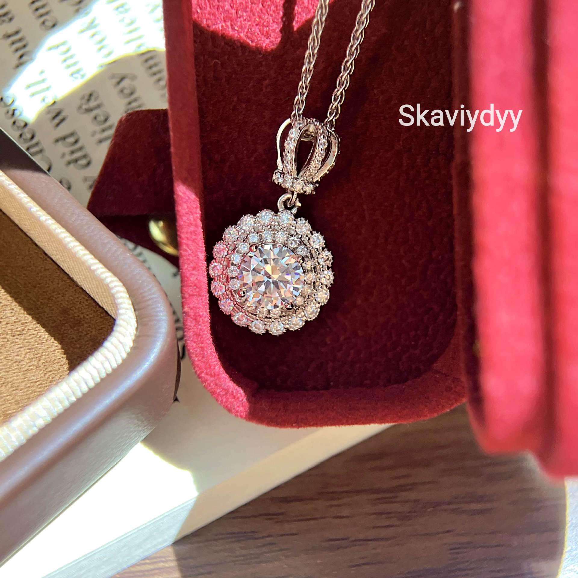 Elegant Micro-Inlaid Moissanite Crown Pendant 2-Carat Clavicle Chain
Elegant Micro-Inlaid Moissanite Crown Pendant 2-Carat Clavicle Chain