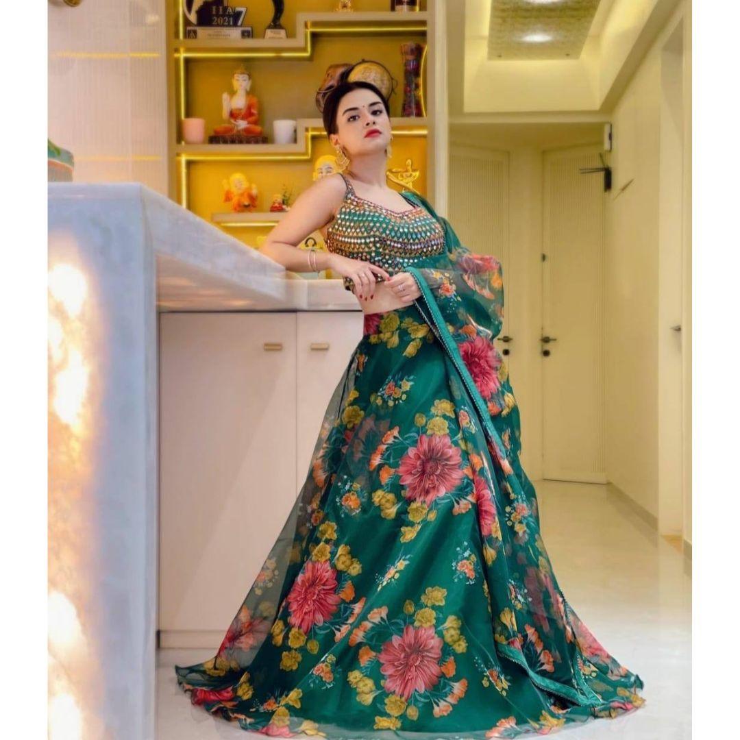 Новая привлекательная и сильно вышитая лехенга с блузкой и дупаттой. (чоли) 
Новая привлекательная и сильно вышитая лехенга с блузкой и дупаттой. (чоли)