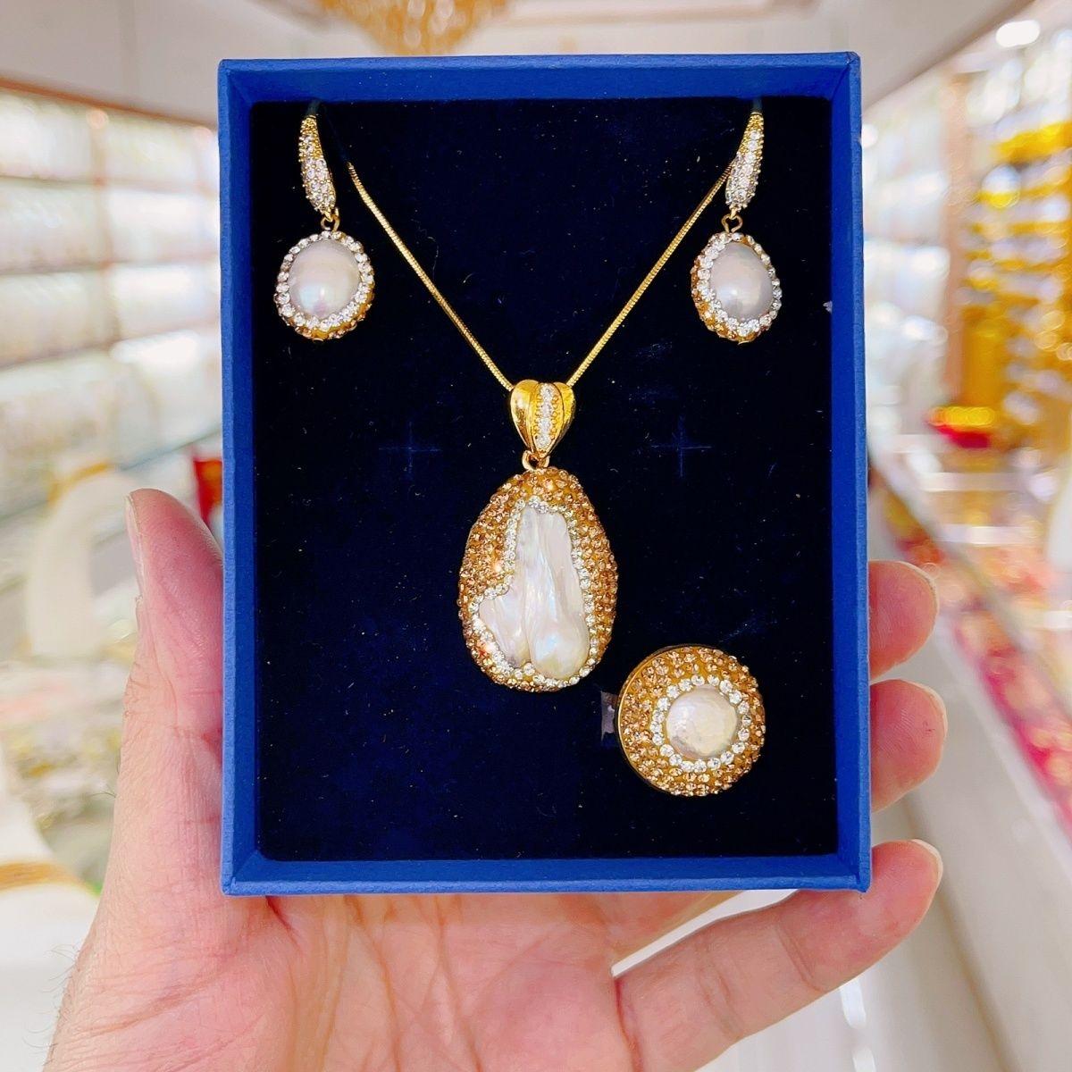 Новый модный женский набор ювелирных изделий с кристаллами из трех штук
Новый модный женский набор ювелирных изделий с кристаллами из трех штук